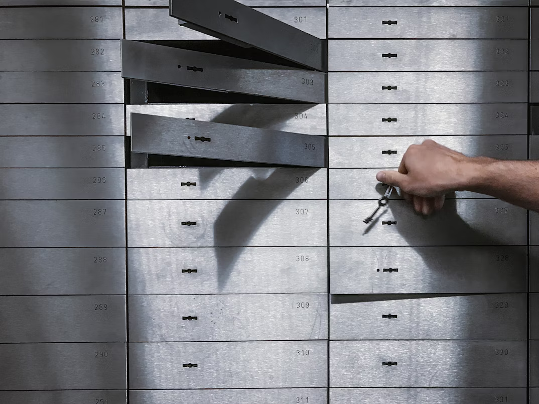 Hand opening locker